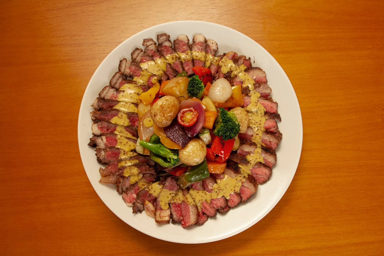Prato de carne fatiada, verduras e legumes visto de cima — fotografia de Ulysses Paiva para Dom Ferreira Forneria