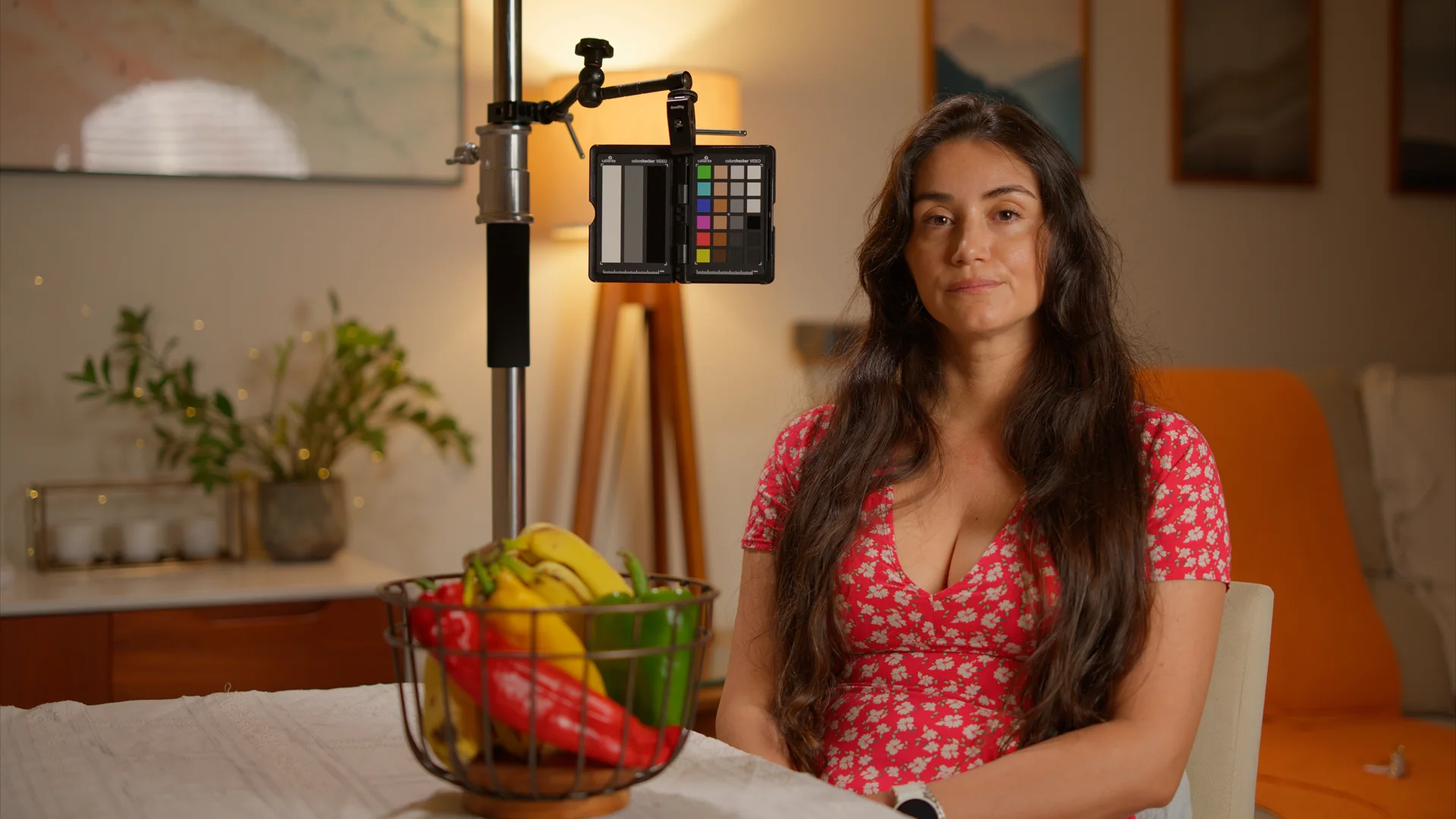 Apresentadora e equipamento de iluminação em uma produção audiovisual