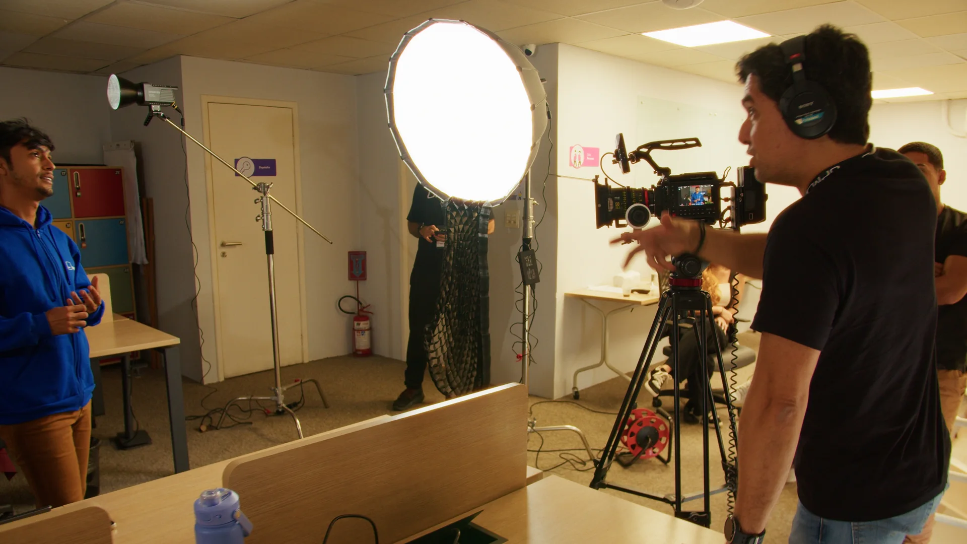 Bastidores de uma produção da UPMD, com câmera e iluminação